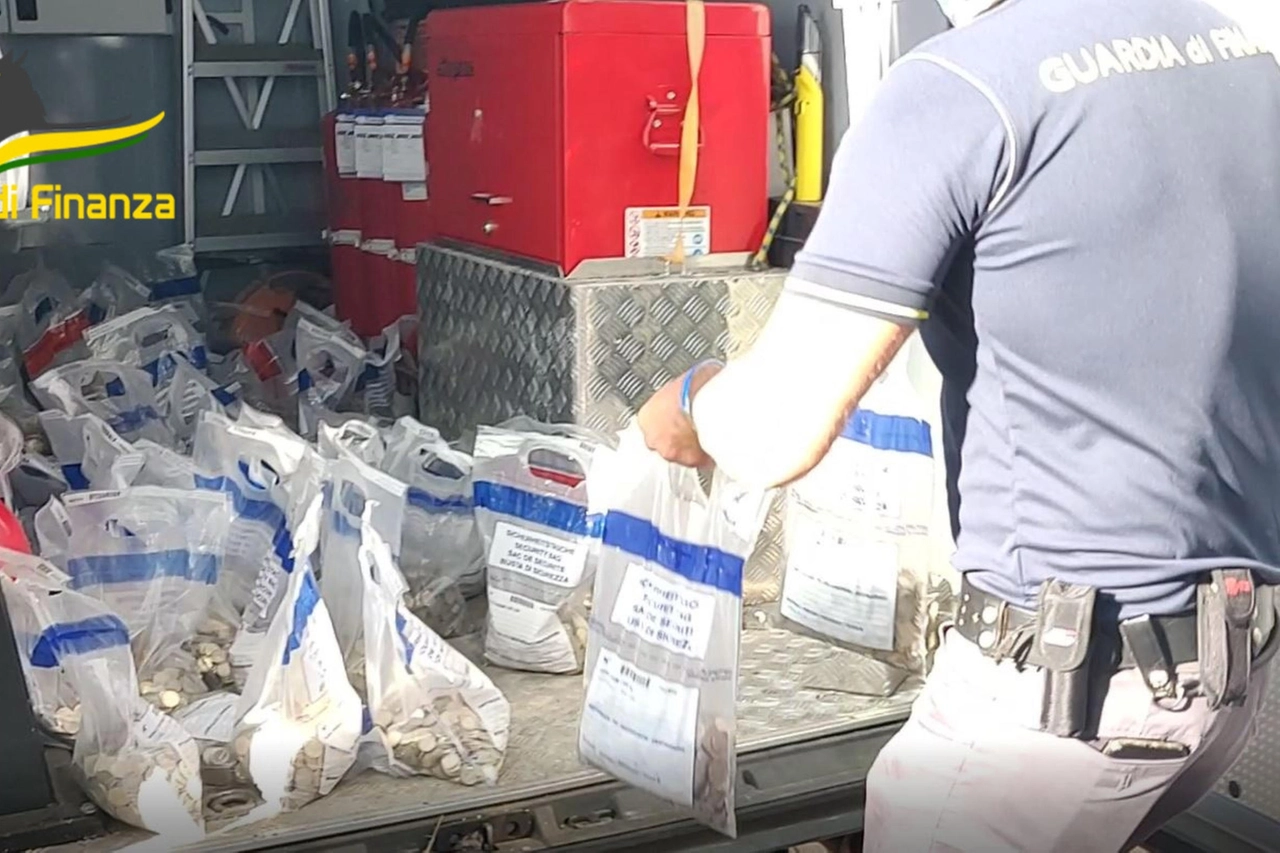 Le monetine sequestrate dai finanzieri