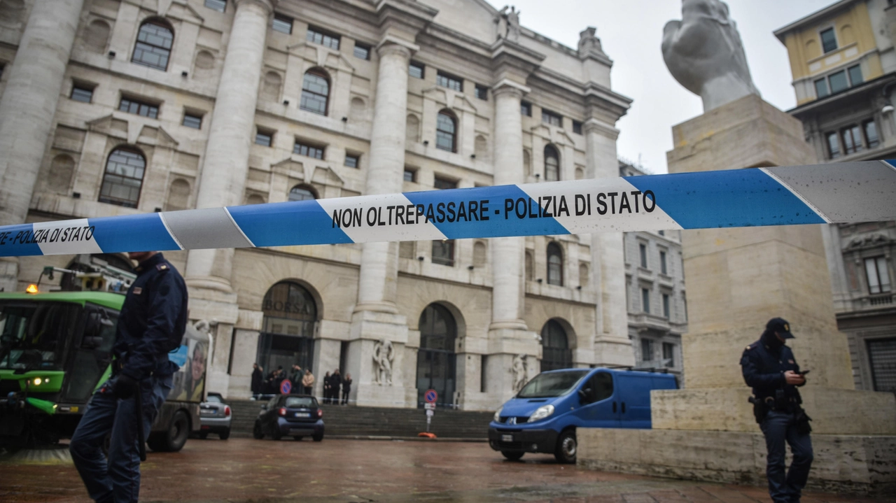L’intervento della polizia dopo il raid contro l’opera di Maurizio Cattelan L’intervento della polizia dopo il raid contro l’opera di Maurizio Cattelan