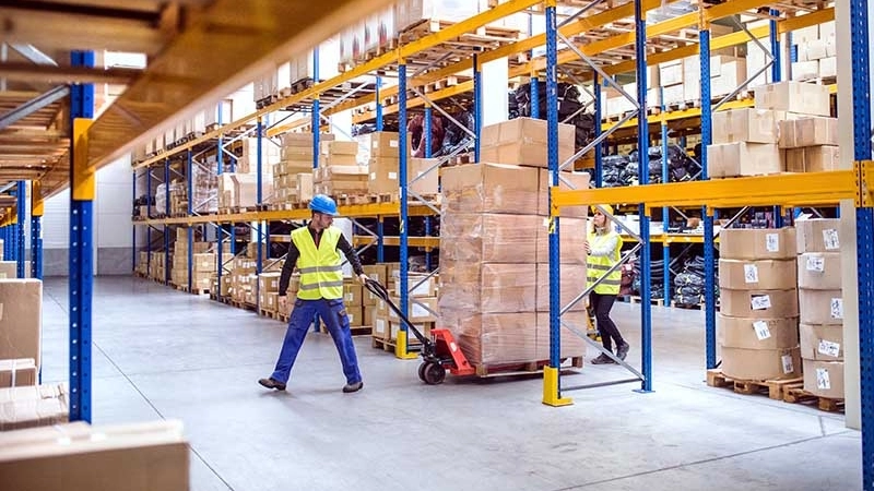 Addetti al lavoro in un magazzino Addetti al lavoro in un magazzino