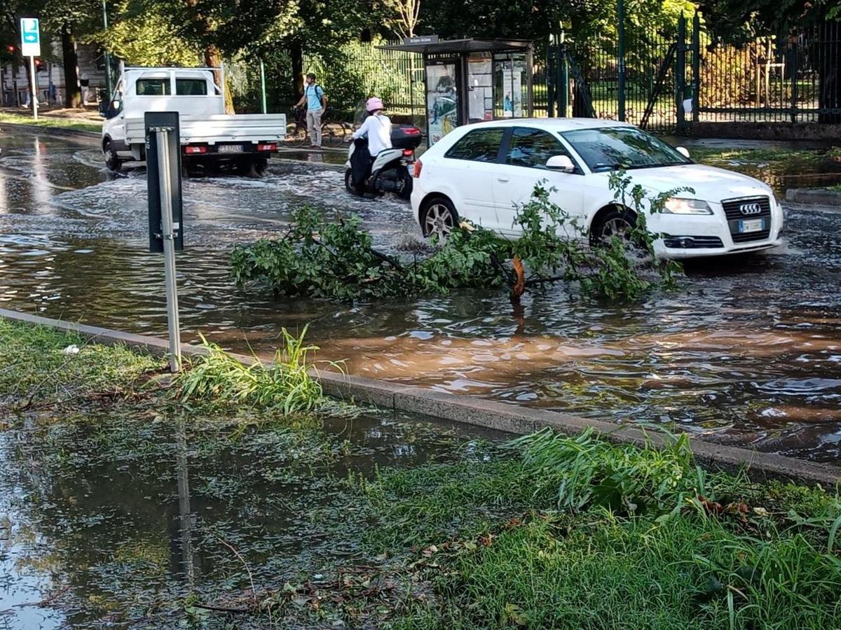 Maltempo a Monza, le violente piogge gonfiano il Lambro. Acqua dai soffitti in tribunale Maltempo a Monza, le violente piogge gonfiano il Lambro. Acqua dai soffitti in tribunale