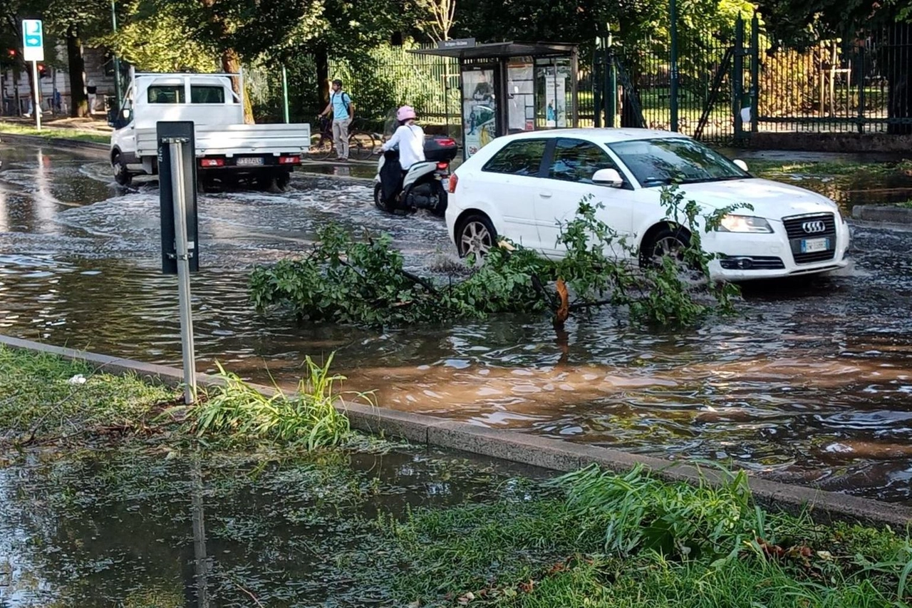 Maltempo a Monza (foto di archivio) Maltempo a Monza (foto di archivio)