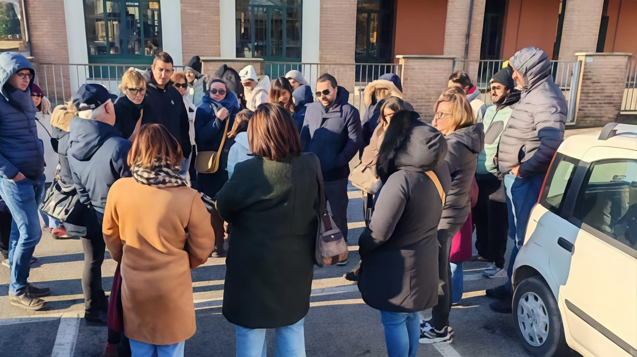Il presidio dei genitori davanti al municipio Oggi alle 14.30 ci sarà una camminata di protesta Il presidio dei genitori davanti al municipio Oggi alle 14.30 ci sarà una camminata di protesta