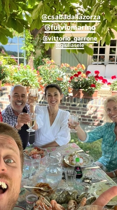 Antonella Clerici insieme ad amici e famiglia a Ferragosto (Instagram @antoclerici)