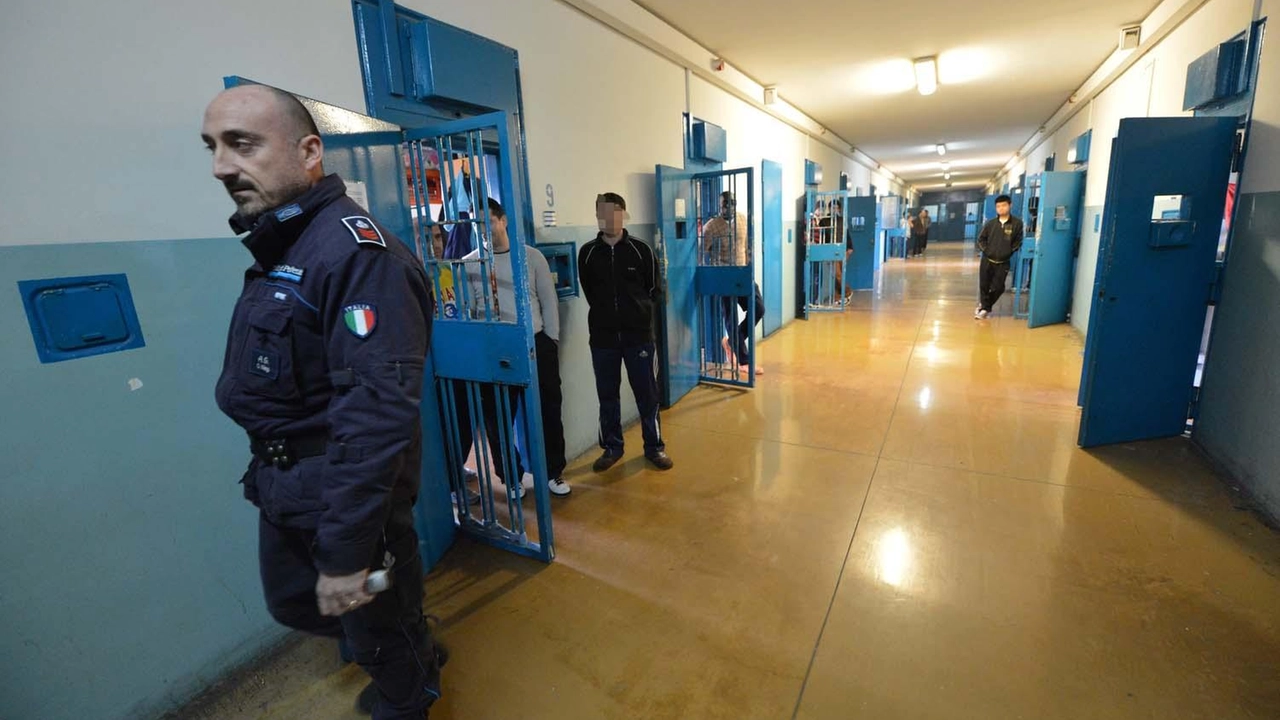 Nel parapiglia nella Terza sezione è stata lanciata una bomboletta ed è divampato un incendio. Un giovane ha provato a spegnere il fuoco, ma si è ferito: è stato portato in ospedale. Nel parapiglia nella Terza sezione è stata lanciata una bomboletta ed è divampato un incendio. Un giovane ha provato a spegnere il fuoco, ma si è ferito: è stato portato in ospedale.