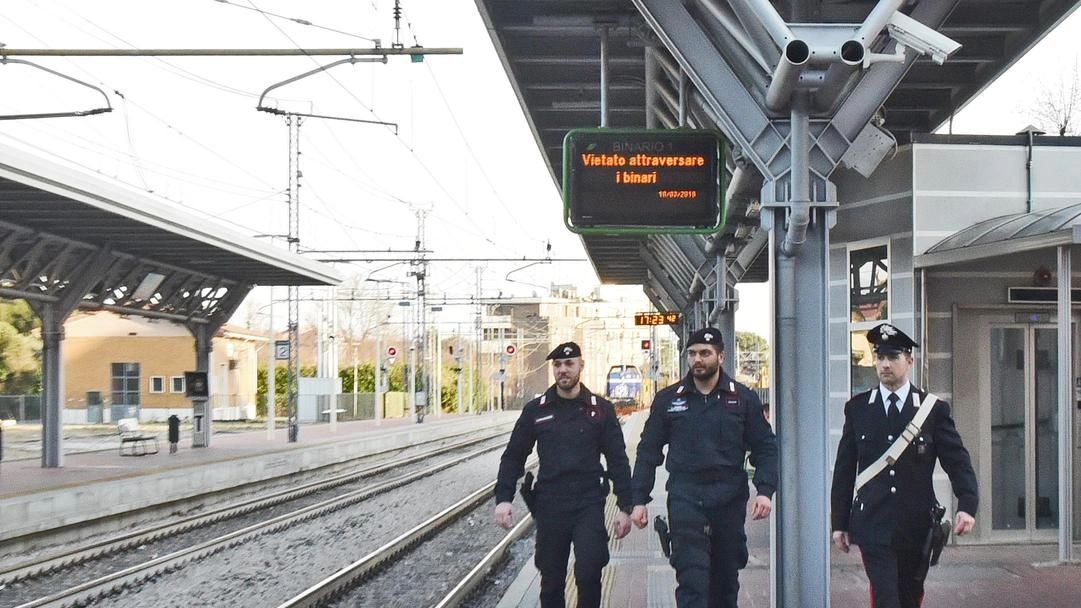 Controlli dei carabinieri in una stazione ferroviaria