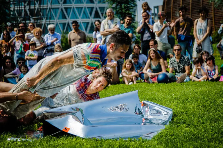 A Greco uno spettacolo di circo lungo un mese: arriva “Bauci”, acrobazie e gioco nel Festival Fuori Asse Kids