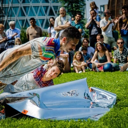 A Greco uno spettacolo di circo lungo un mese: arriva “Bauci”, acrobazie e gioco nel Festival Fuori Asse Kids