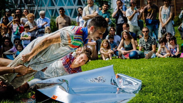 A Greco uno spettacolo di circo lungo un mese: arriva “Bauci”, acrobazie e gioco nel Festival Fuori Asse Kids