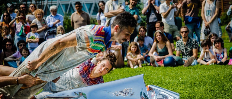 A Greco uno spettacolo di circo lungo un mese: arriva “Bauci”, acrobazie e gioco nel Festival Fuori Asse Kids