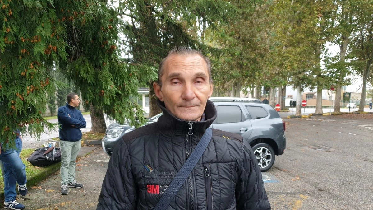 Luca Garascia ha 60 anni Ogni sera cerca un posto sicuro dove dormire ma teme l’arrivo del freddo e dell’inverno Luca Garascia ha 60 anni Ogni sera cerca un posto sicuro dove dormire ma teme l’arrivo del freddo e dell’inverno