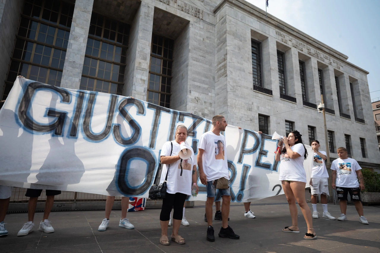 Amici e parenti chiedono giustizia per il 23enne morto il 5 agosto