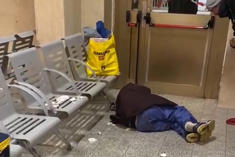 Di notte la sala d'attesa si trasforma in dormitorio