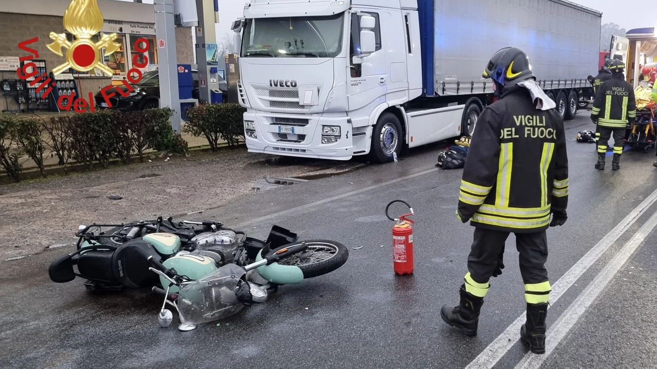 La moto su cui si trovava il 19enne, sbalzato dalla sella e finito contro il camion parcheggiato vicino al distributore La moto su cui si trovava il 19enne, sbalzato dalla sella e finito contro il camion parcheggiato vicino al distributore