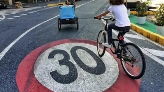 Zona 30 istituita vicino alle stazioni in vista della contestata chiusura. dei sottopassi pedonali Zona 30 istituita vicino alle stazioni in vista della contestata chiusura. dei sottopassi pedonali