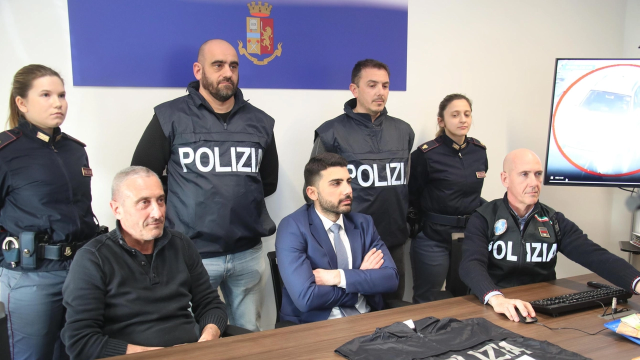 Al centro il capo della Mobile Francesco Castaldo con i suoi collaboratori