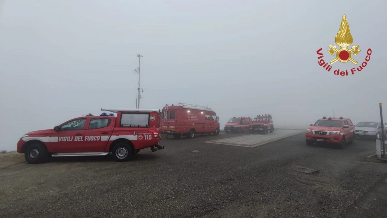 I mezzi dei vigili del fuoco impegnati nelle ricerche della persona scomparsa a Fortunago, un 49enne residente a Milano ma con seconda casa in zona