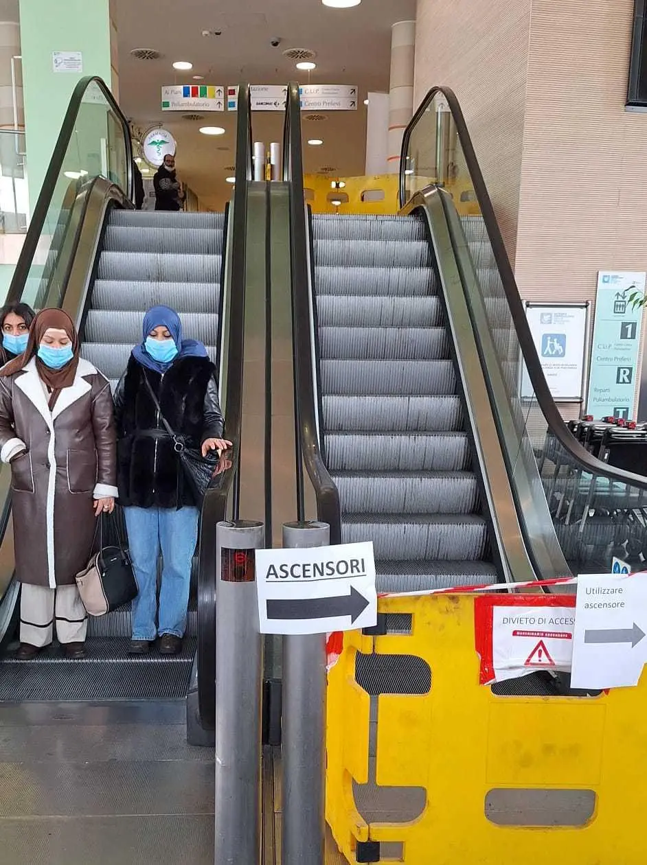 Gli utenti protestano. Scala mobile rotta nell’atrio dell’ospedale: "Sicurezza a rischio"