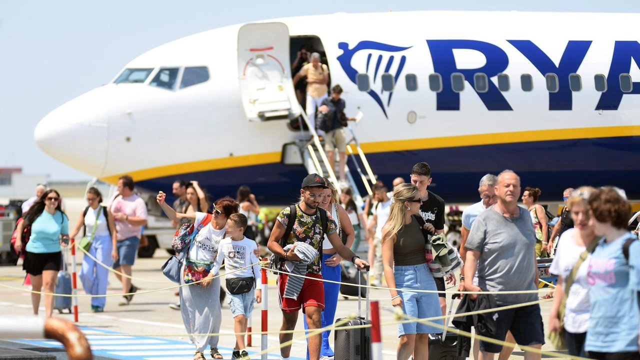 Terza giornata di fuoco sulle autostrade: dalla barriera di Melegnano, in direzione Sud, migliaia di auto e van si sono... Terza giornata di fuoco sulle autostrade: dalla barriera di Melegnano, in direzione Sud, migliaia di auto e van si sono...