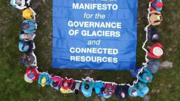 Lo striscione e la catena umana per chiedere iniziative a difesa dei ghiacciai minacciati dal caldo Lo striscione e la catena umana per chiedere iniziative a difesa dei ghiacciai minacciati dal caldo