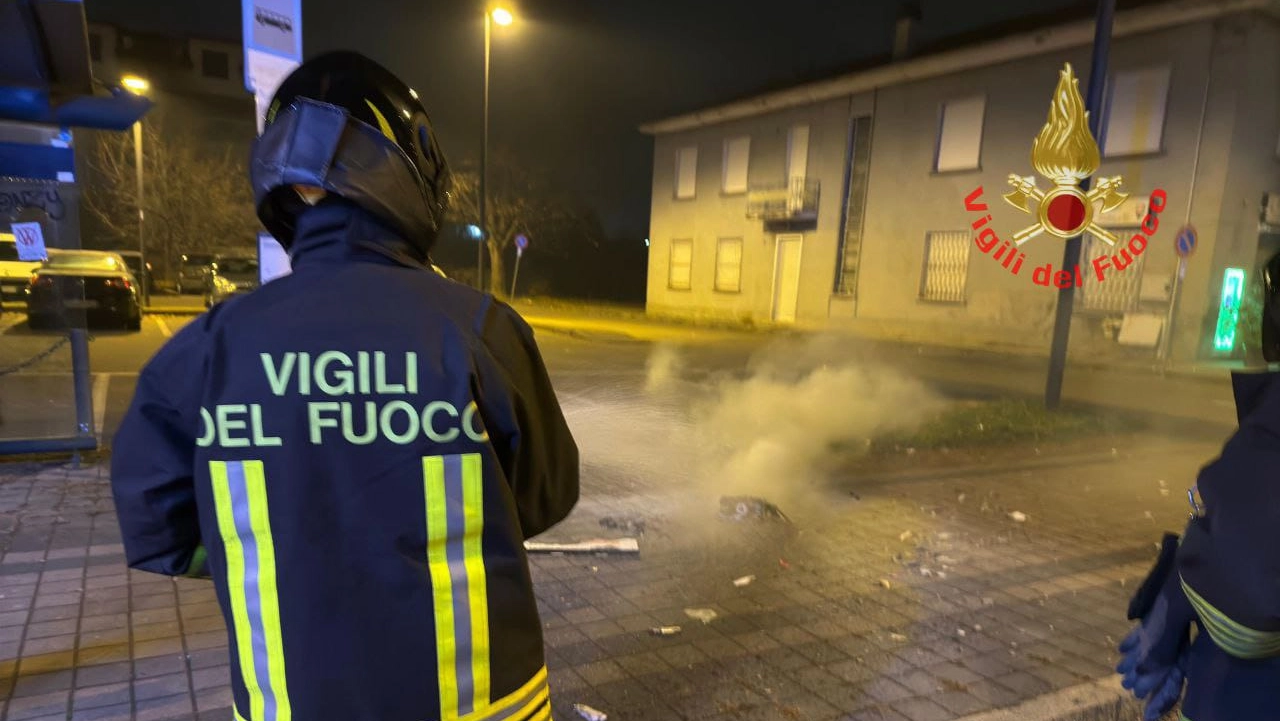 I vigili del fuoco sono intervenuti sul posto per soccorrere i due I vigili del fuoco sono intervenuti sul posto per soccorrere i due