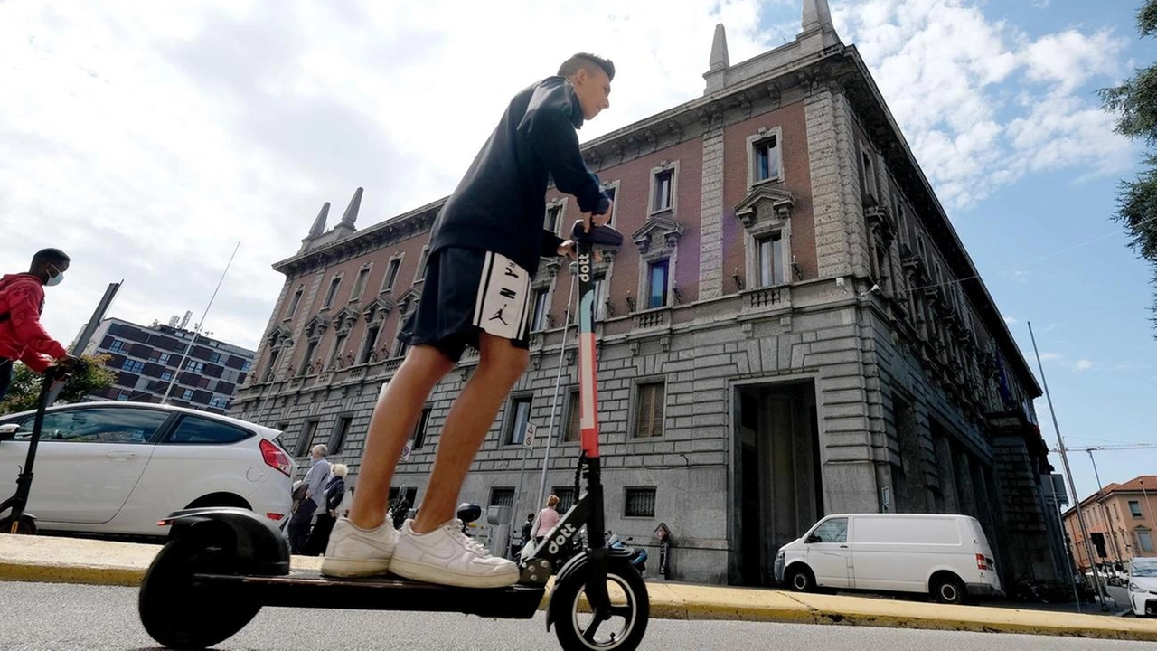 Accordo a Monza tra Autoguidovie e Dott: chi acquista l’abbonamento annuale avrà a disposizione un voucher per 20 viaggi da spendere nella micromobilità. Accordo a Monza tra Autoguidovie e Dott: chi acquista l’abbonamento annuale avrà a disposizione un voucher per 20 viaggi da spendere nella micromobilità.