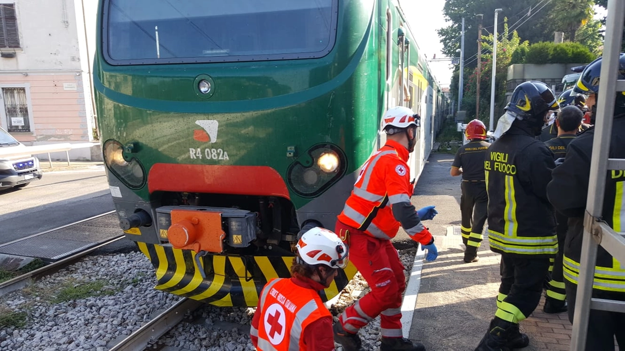 Inutile l'intervento dei soccorritori: la donna di 27 anni è morta poco dopo l'impatto (foto archivio) Inutile l'intervento dei soccorritori: la donna di 27 anni è morta poco dopo l'impatto (foto archivio)