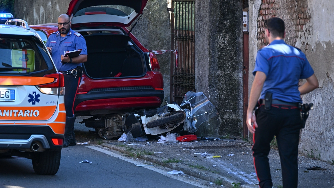 Ciò che resta dello scooter dopo il terribile impatto con l'auto Ciò che resta dello scooter dopo il terribile impatto con l'auto