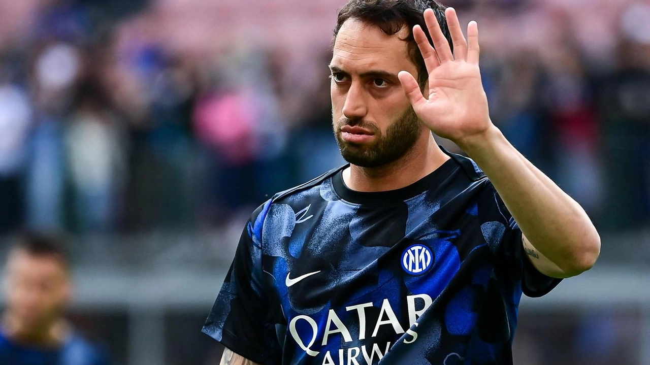 Hakan Calhanoglu, 31 anni, è arrivato all’Inter dopo essersi svincolato dal Milan nell’estate del 2021 Oggi rientra per il raduno Hakan Calhanoglu, 31 anni, è arrivato all’Inter dopo essersi svincolato dal Milan nell’estate del 2021 Oggi rientra per il raduno