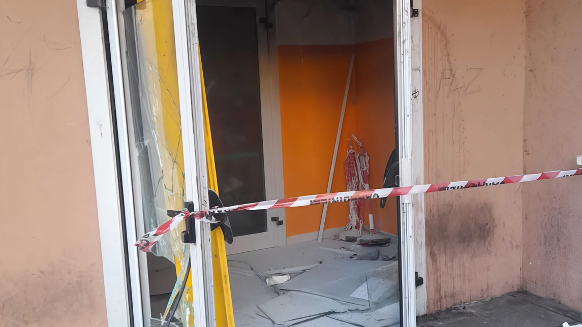 Forzano la porta d’ingresso di Ragioneria e incendiano il cestino dei rifiuti: le fiamme distruggono l’ingresso dell’istituto. Pesanti danni quelli... Forzano la porta d’ingresso di Ragioneria e incendiano il cestino dei rifiuti: le fiamme distruggono l’ingresso dell’istituto. Pesanti danni quelli...
