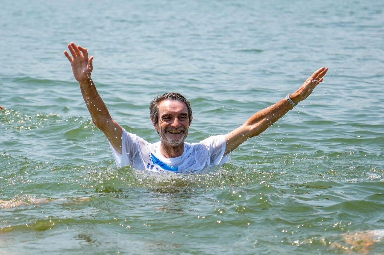 Il presidente Fontana fa il bagno nel lago di Varese: è l'estate del 2022