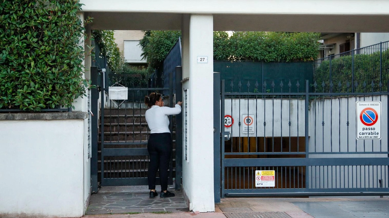 Vanzago, iI 59enne, con problemi di tossicodipendenza, si era scagliato anche contro il primogenito di 30 anni. A quel punto il giovane ha colpito il genitore con due fendenti: avrebbe agito per legittima difesa. Vanzago, iI 59enne, con problemi di tossicodipendenza, si era scagliato anche contro il primogenito di 30 anni. A quel punto il giovane ha colpito il genitore con due fendenti: avrebbe agito per legittima difesa.