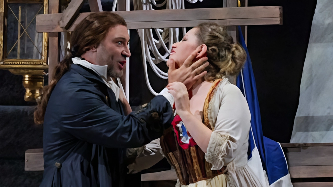 "Andrea Chénier di Umberto Giordano al Teatro Sociale di Como: un'opera storica e potente, fedele all'ambientazione del libretto ma con una visione registica universale e senza tempo. Regìa di Andrea Cigni." "Andrea Chénier di Umberto Giordano al Teatro Sociale di Como: un'opera storica e potente, fedele all'ambientazione del libretto ma con una visione registica universale e senza tempo. Regìa di Andrea Cigni."