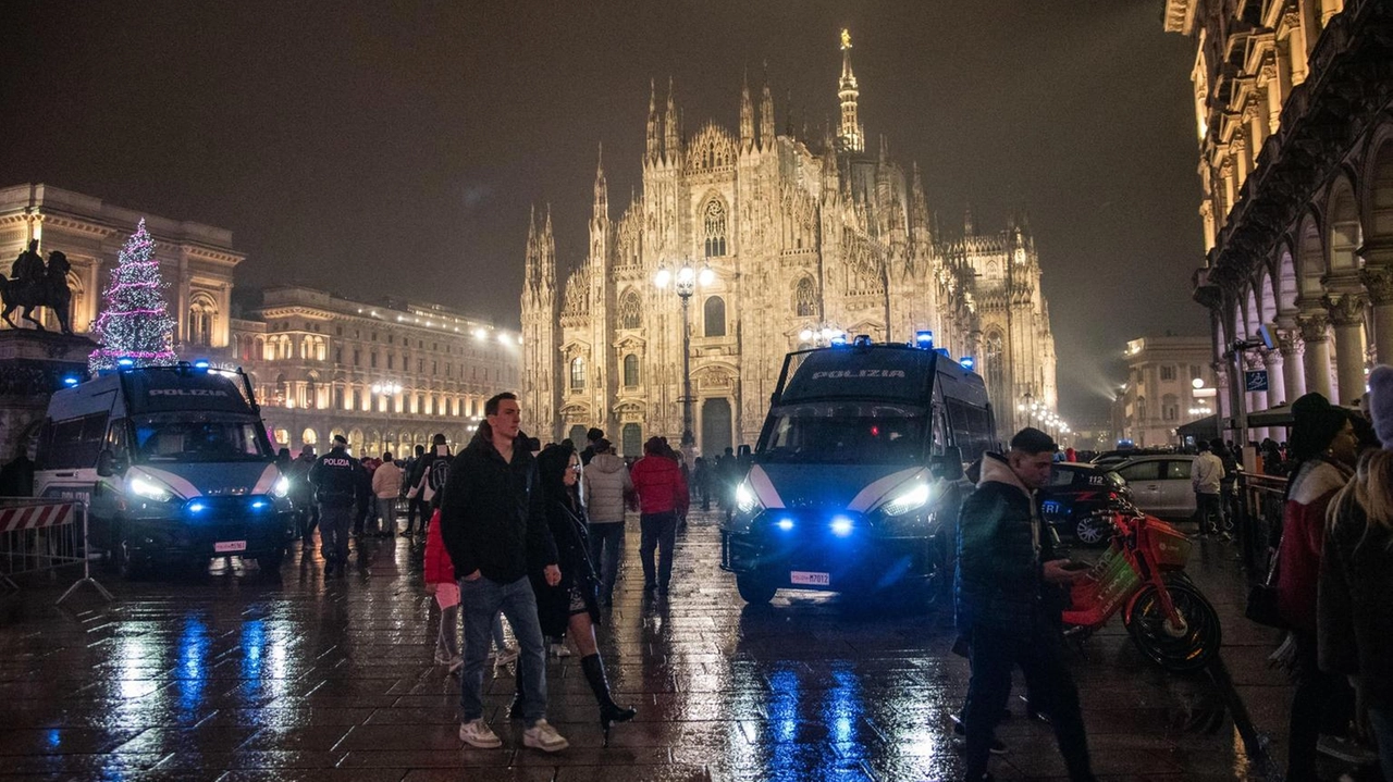 Il piano di sicurezza: 880 uomini tra Duomo, vie della movida, periferie e stazioni ferroviarie. Sedici feriti per i botti, uno rischia di perdere un occhio. Fiamme e tensione in via Zamagna. Il piano di sicurezza: 880 uomini tra Duomo, vie della movida, periferie e stazioni ferroviarie. Sedici feriti per i botti, uno rischia di perdere un occhio. Fiamme e tensione in via Zamagna.
