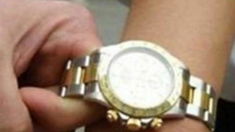 Lo scippo di un Rolex in pieno giorno a Legnano