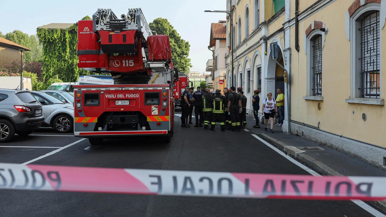Vigili del fuoco in azione a Cinisello Balsamo Vigili del fuoco in azione a Cinisello Balsamo