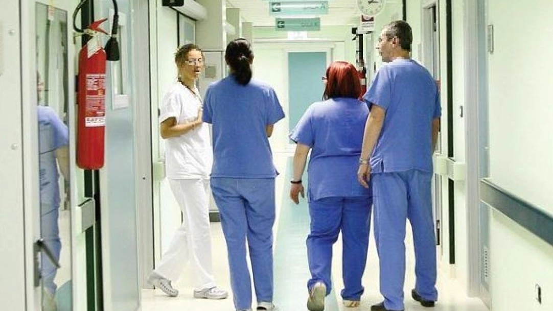 Donato Cosi segretario lombardo del Nursind. I rappresentanti del sindacato ritengono che i “rinforzi” saranno quasi impercettibili: alla fine 15 assunzioni distribuite su 4 ospedali Donato Cosi segretario lombardo del Nursind. I rappresentanti del sindacato ritengono che i “rinforzi” saranno quasi impercettibili: alla fine 15 assunzioni distribuite su 4 ospedali