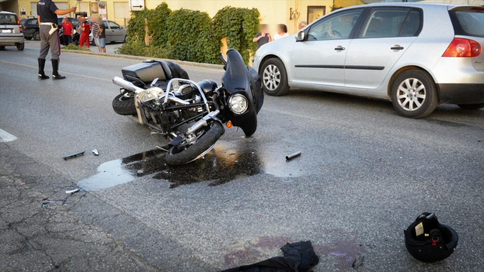 Grave incidente sul Garda, auto invade la corsia opposta e si schianta contro un gruppo di Harley: due motociclisti in ospedale