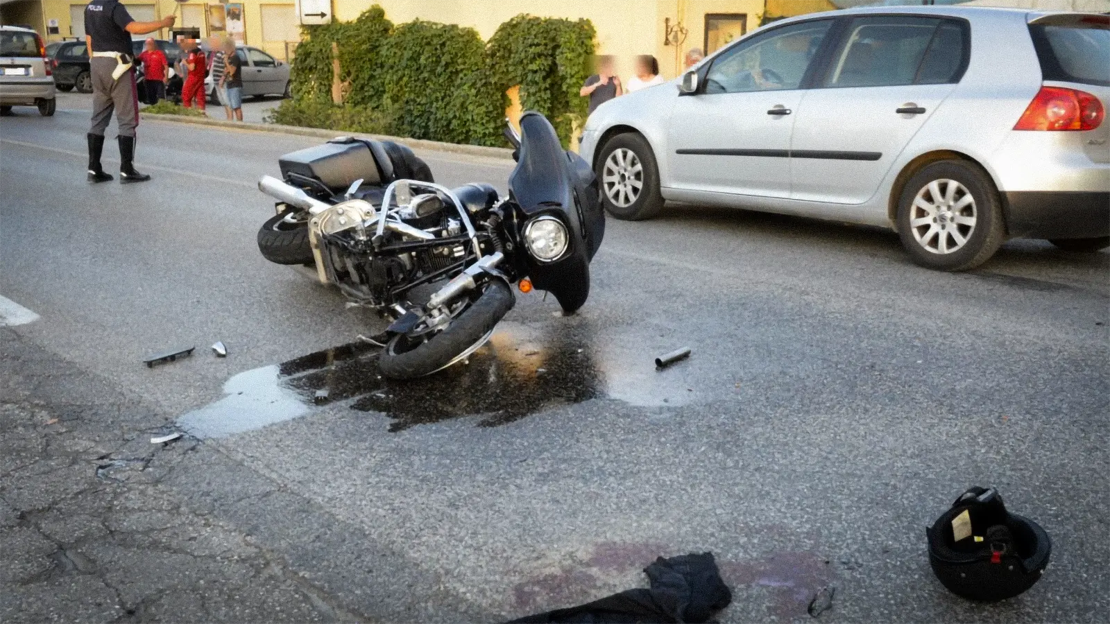 Grave incidente sul Garda, auto invade la corsia opposta e si schianta contro un gruppo di Harley: due motociclisti in ospedale