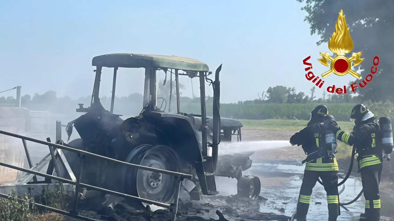 A Turano Lodigiano un trattore si incendia, il conducente scappa fortunatamente ileso. I vigili del fuoco intervengono per spegnere l'incendio. A Turano Lodigiano un trattore si incendia, il conducente scappa fortunatamente ileso. I vigili del fuoco intervengono per spegnere l'incendio.