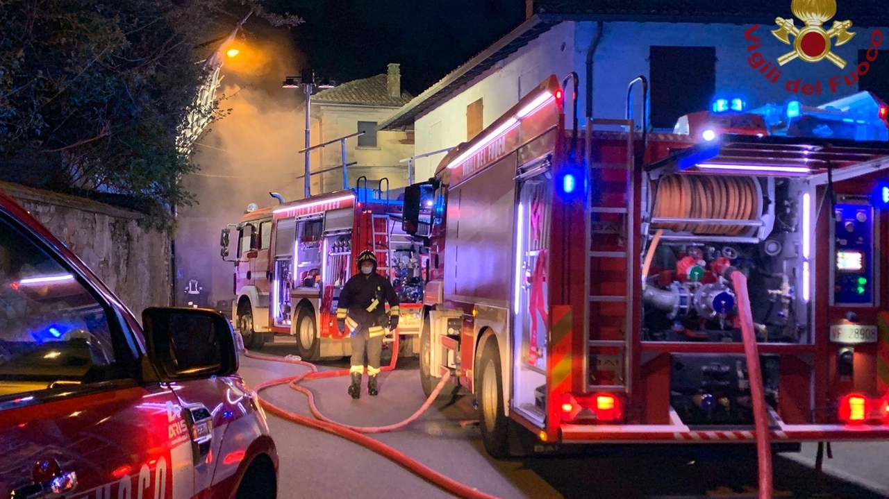 Si sono mobilitati anche i Servizi sociali per trovare una sistemazione temporanea all’inquilino rimasto senza casa. L’incendio divampato sabato in... Si sono mobilitati anche i Servizi sociali per trovare una sistemazione temporanea all’inquilino rimasto senza casa. L’incendio divampato sabato in...
