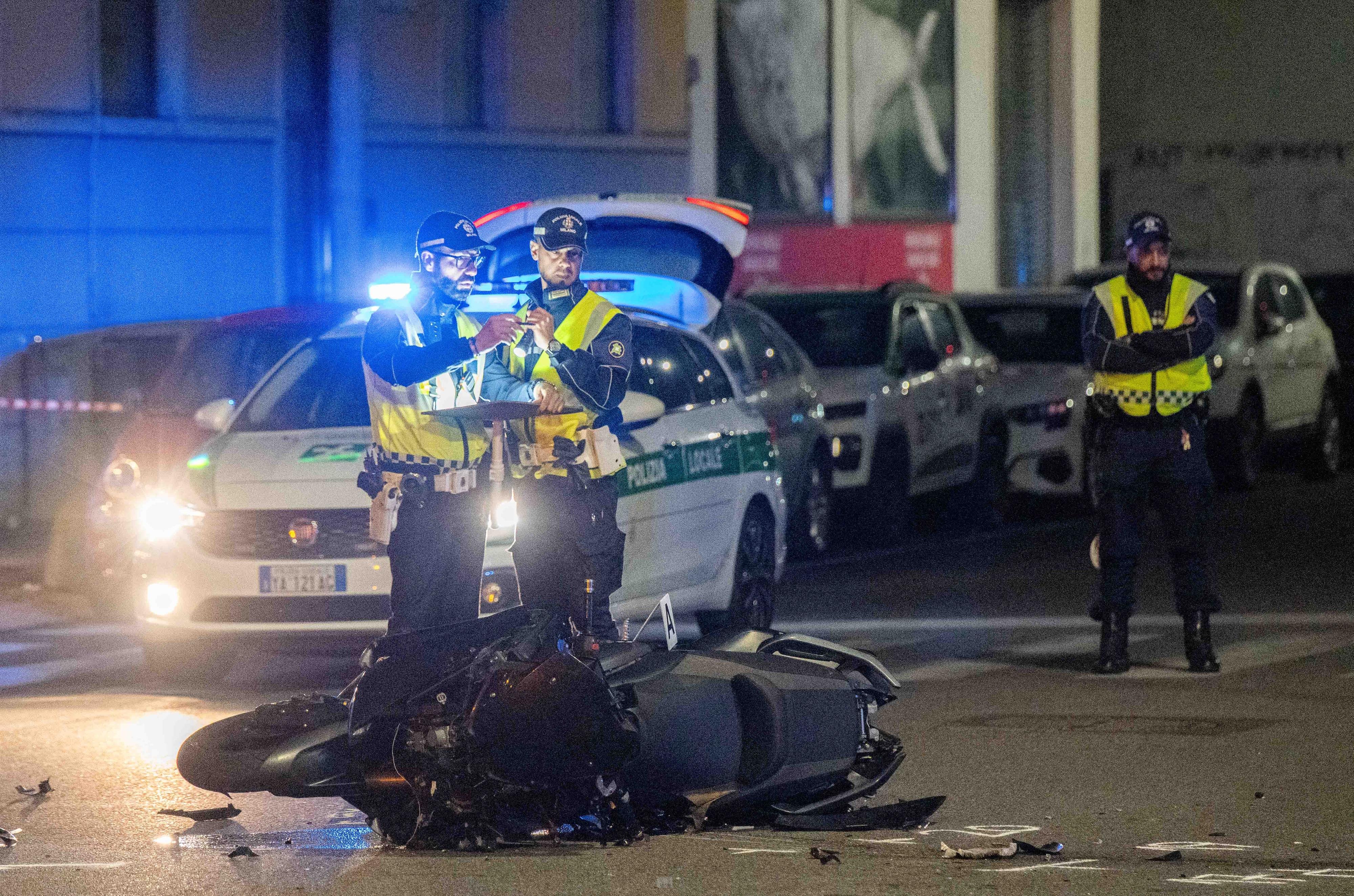 Incidente in via Marco D’Agrate, schianto contro un semaforo: morto 21enne in moto Incidente in via Marco D’Agrate, schianto contro un semaforo: morto 21enne in moto