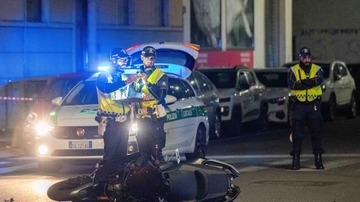 Incidente al Corvetto, schianto in TMax contro un semaforo: morto 20enne senza patente in fuga dalla polizia. Rivolta dei parenti in ospedale, un altro caso Ramy