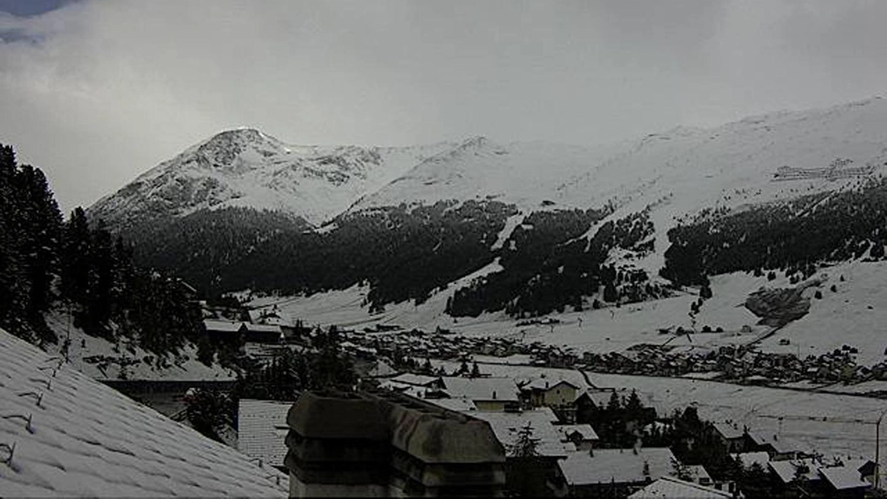Neve a Livigno (Sondrio) in una immagine tratta dalla webcam in una foto di archivio Neve a Livigno (Sondrio) in una immagine tratta dalla webcam in una foto di archivio