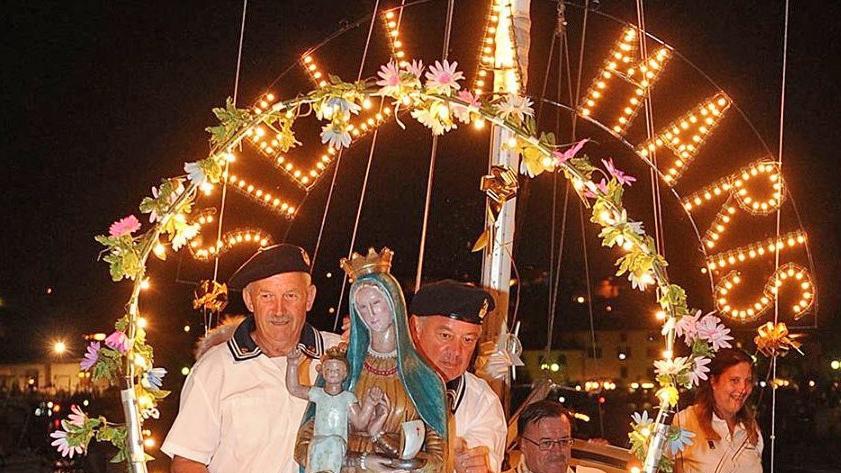 Tra fede e tradizione. Fiaccolata di notte. La Vergine sui naècc Tra fede e tradizione. Fiaccolata di notte. La Vergine sui naècc