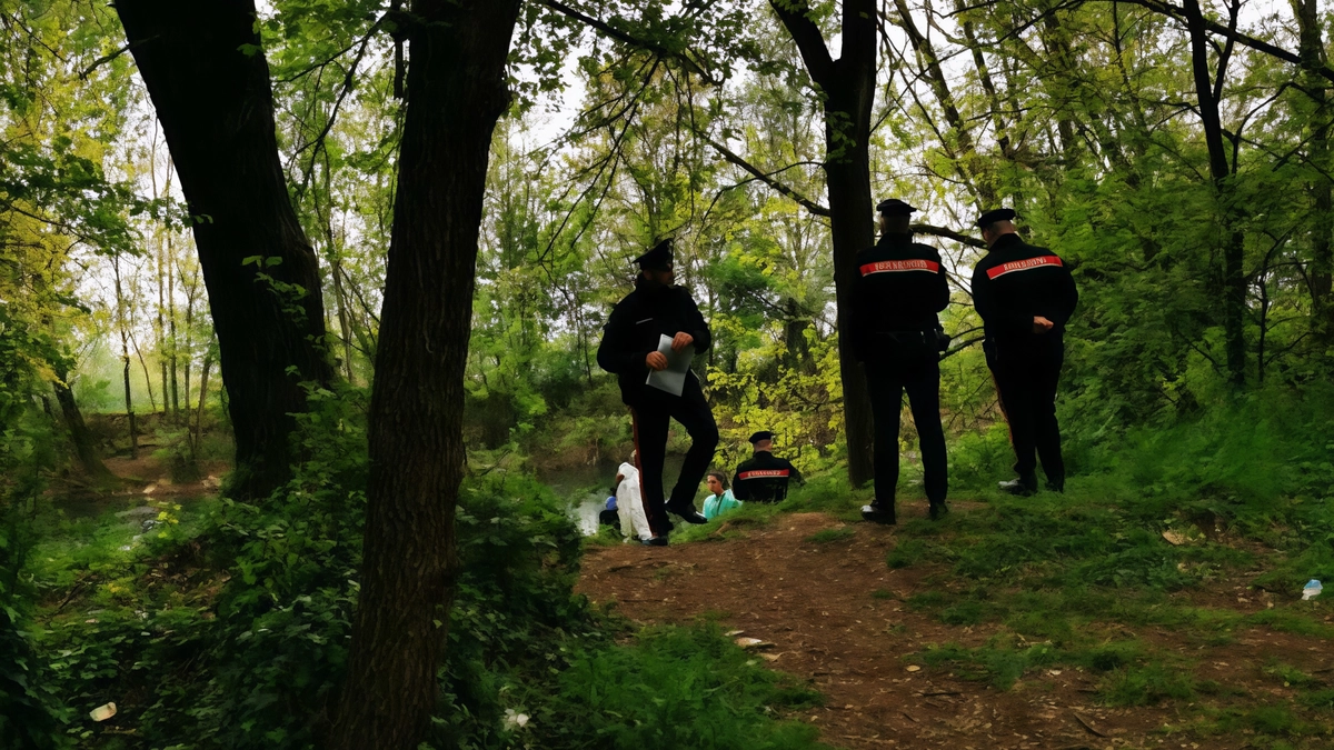 PONTOGLIO (Brescia) Una lite con altri stranieri e il tentativo disperato di salvarsi da un possibile pestaggio sarebbero la causa...