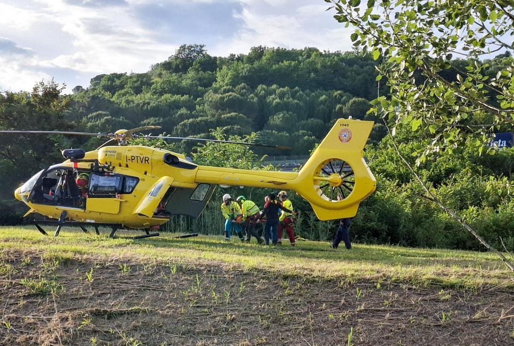 Pedone investito da un camper mentre attraversa sulle strisce