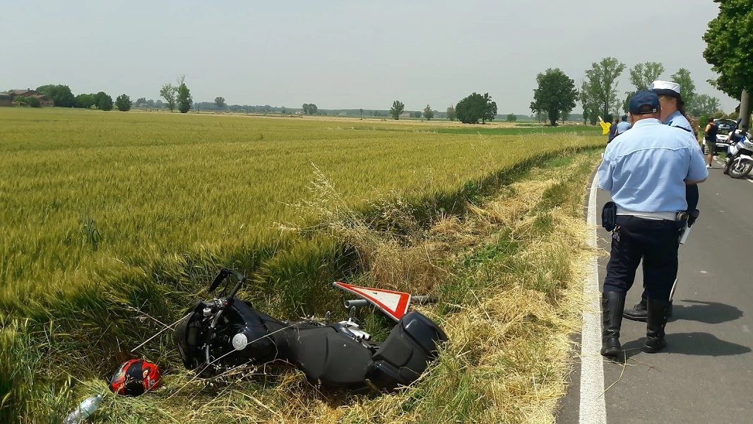 Una moto finita fuori strada in un fossato (foto d'archivio) Una moto finita fuori strada in un fossato (foto d'archivio)