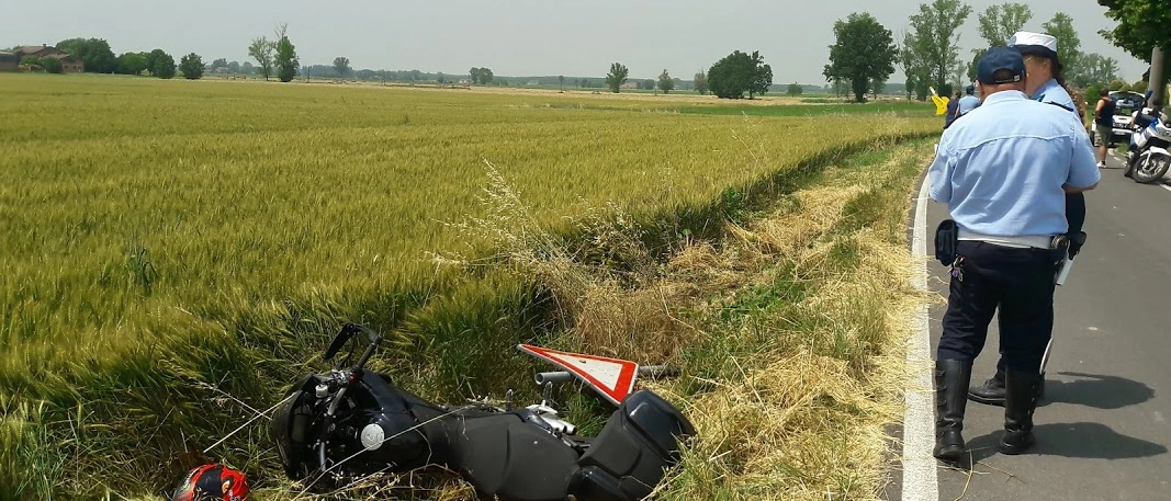 Incidente mortale, sbanda e finisce nel fosso sotto la propria moto. Ritrovato a Castel Goffredo, vicino a casa
