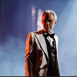 Andrea Bocelli, la voce che incanta il mondo: “La vita è unica e irripetibile. Mi sono fidato del destino”