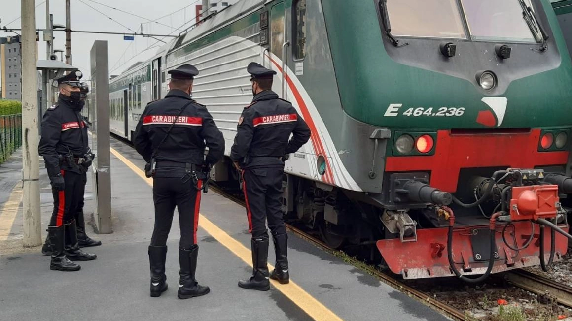 Aggressione sul treno Trenord da Pavia a Milano Bovisa: un 24enne sorpreso senza biglietto picchia e insulta il capotreno. Il giovane è stato